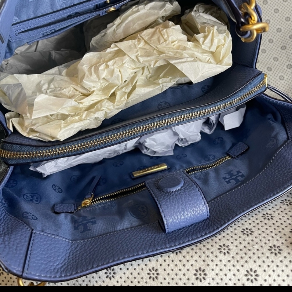 TORY BURCH LUXURY PEBBLED LEATHER BAG 💙 - Picture 4 of 8